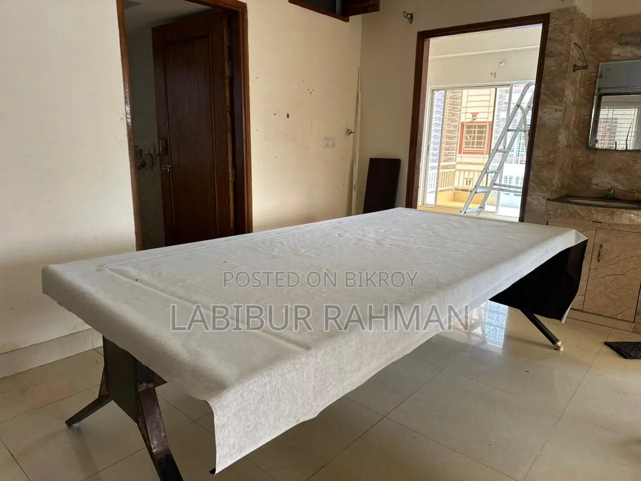 লম্বা- ৮ ফিট পাশে- ৫ ফিট উচ্চতা- ৩ ফিট ২ ইঞ্চহি Office Table