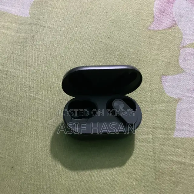 Oneplus Nord Buds Box and Right Side Bud