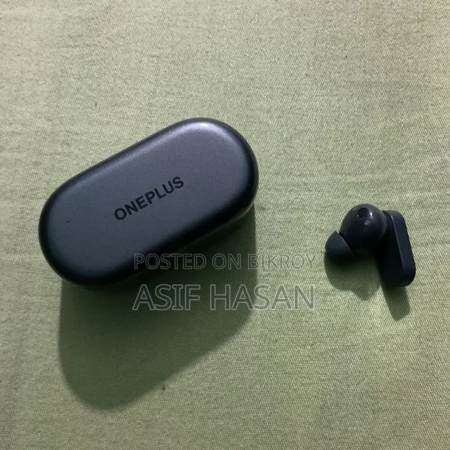 Oneplus Nord Buds Box and Right Side Bud