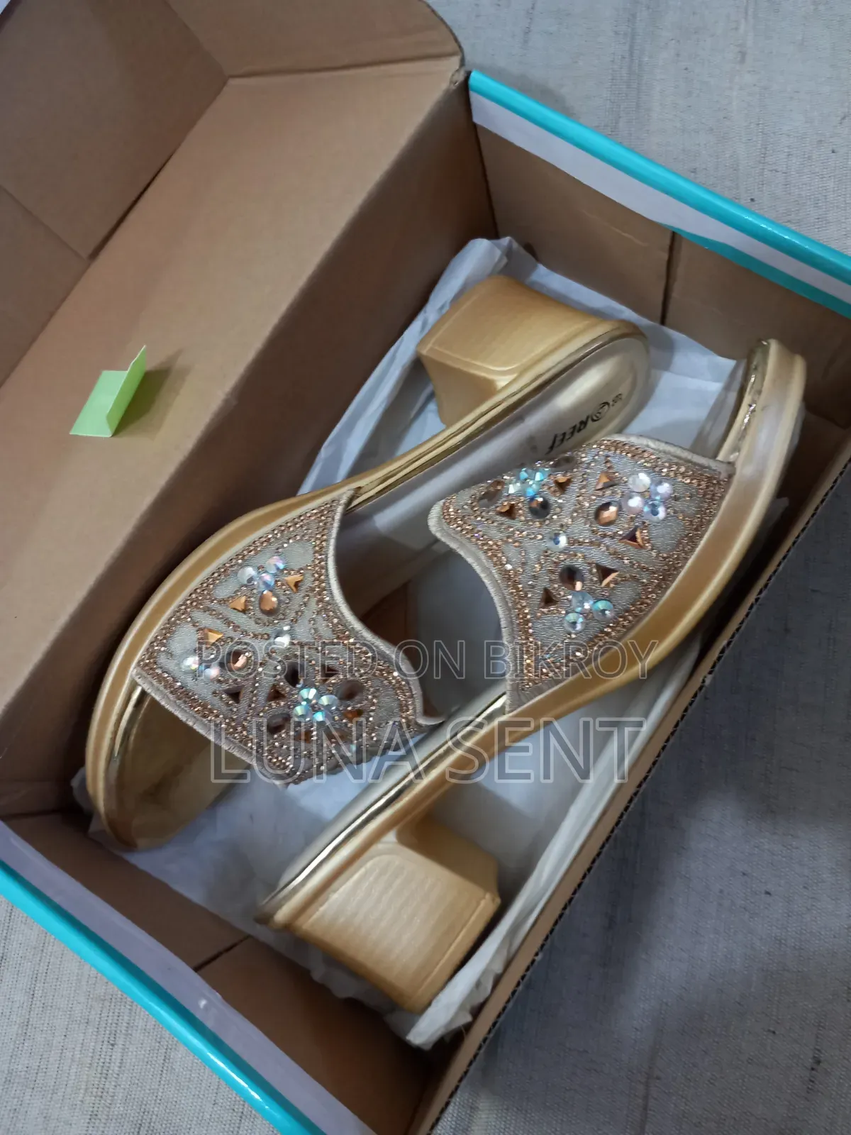 Saree, Blouse, Petticoat, Dupatta With Box and Heels.