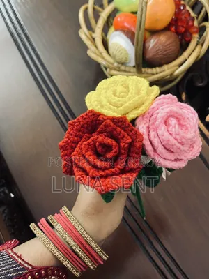 ক্রোশে রোজ ফ্লাওয়ার তোড়া, ফ্লাওয়ার স্টিক এবং কোস্টার।