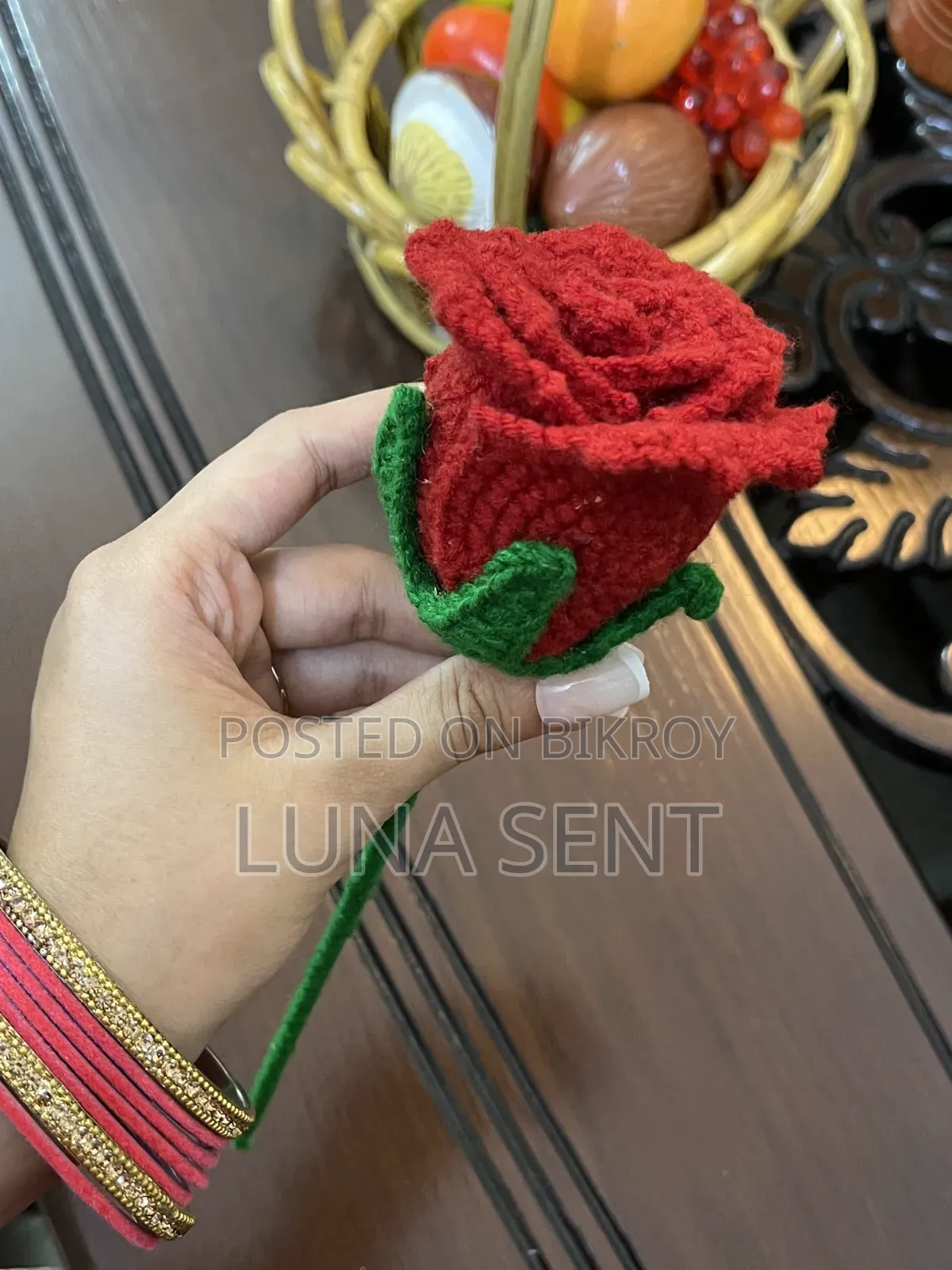 ক্রোশে রোজ ফ্লাওয়ার তোড়া, ফ্লাওয়ার স্টিক এবং কোস্টার।