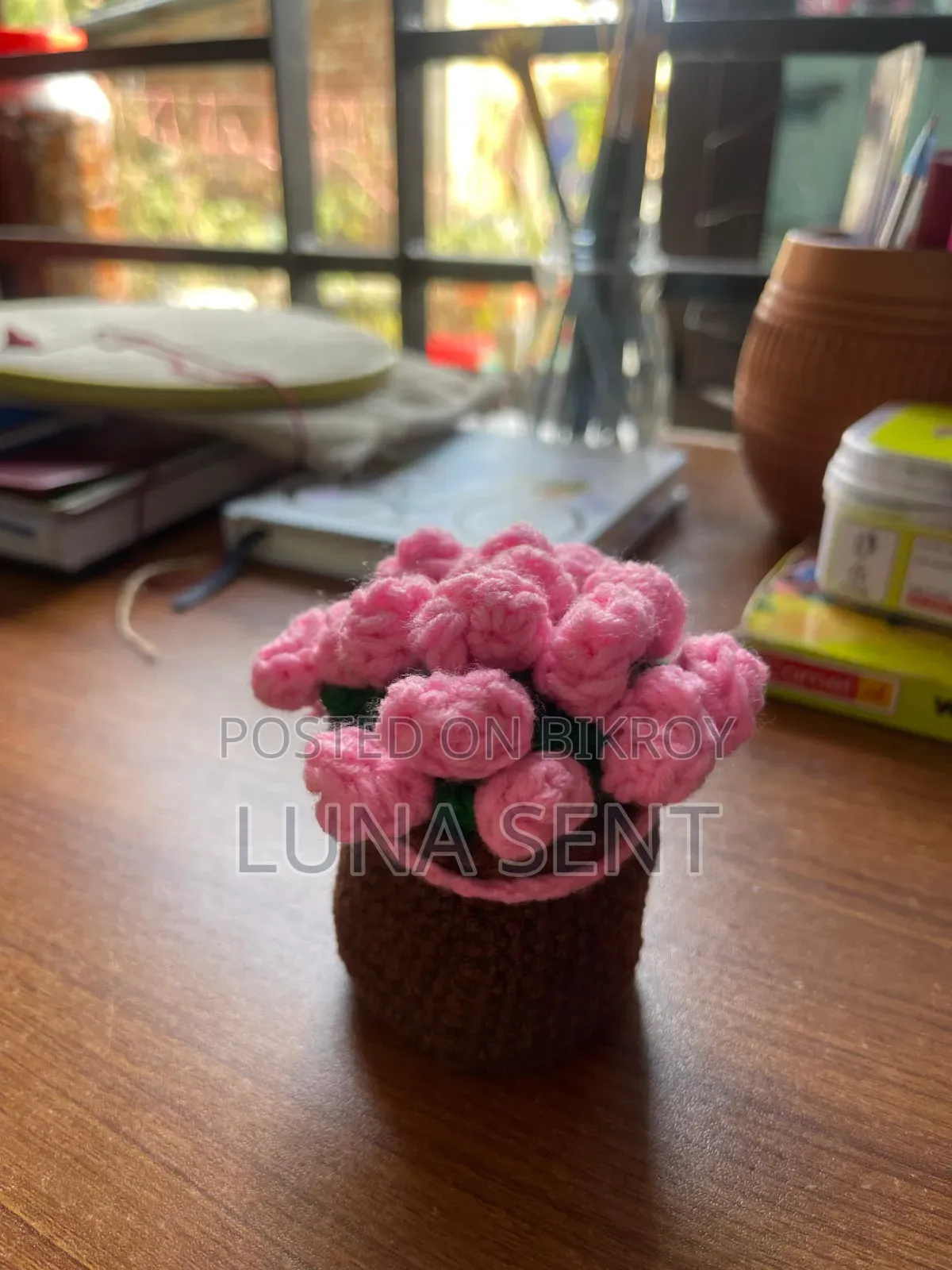 ক্রোশে রোজ ফ্লাওয়ার তোড়া, ফ্লাওয়ার স্টিক এবং কোস্টার।
