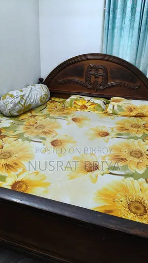 কুইন সাইজ কাঠের খাট