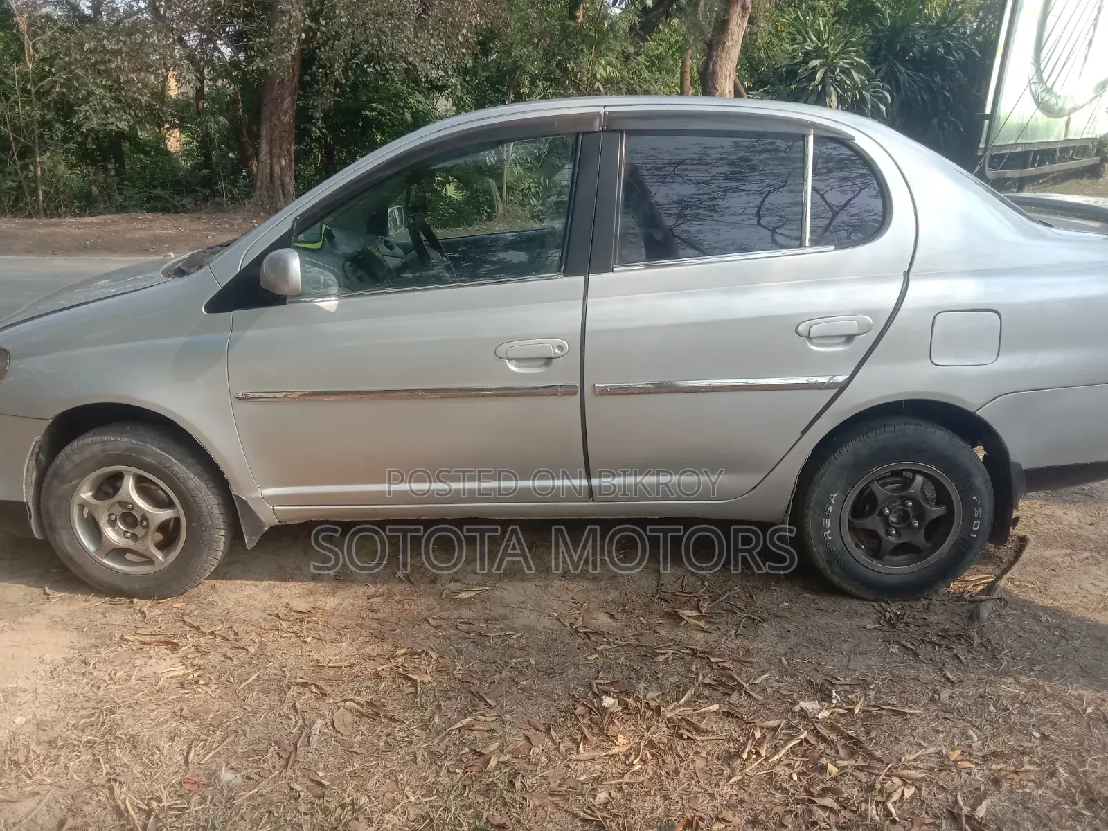 Toyota Platz 2000 Silver