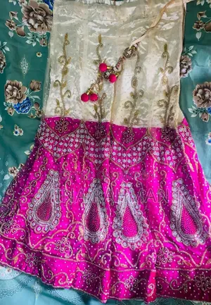 সুন্দর উজ্জ্বল গোলাপি লেহেঙ্গা
