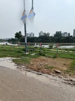 সেক্টর-১৫/এ-তে লেকের কাছে ৩ কাঠা দক্ষিণমুখী জমি।