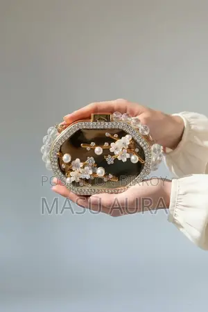 ক্রিস্টাল ব্লসম ক্লাচ