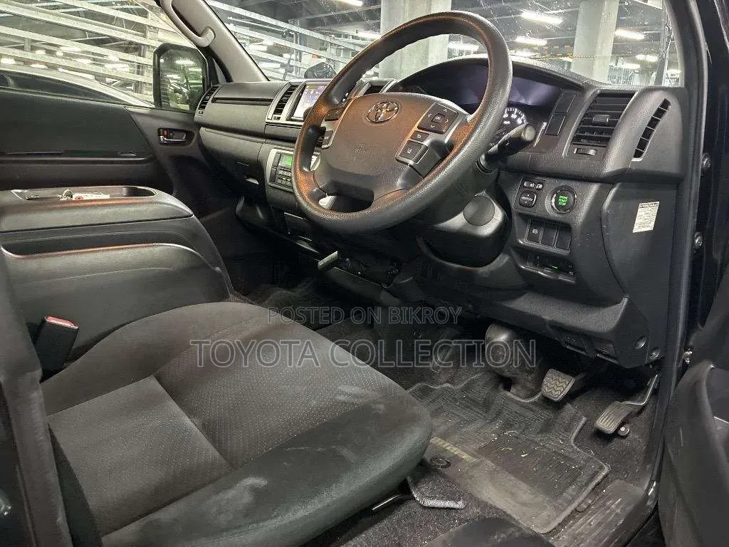 Toyota HiAce ২০২২ কালো
