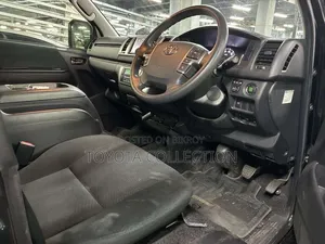 Toyota HiAce ২০২২ কালো