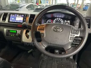 Toyota HiAce ২০২২ কালো