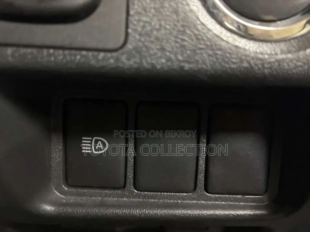 Toyota HiAce ২০২২ কালো