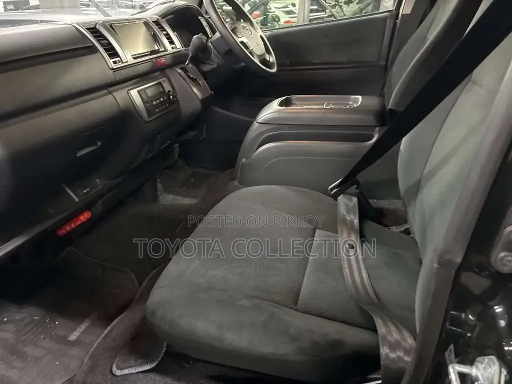 Toyota HiAce ২০২২ কালো