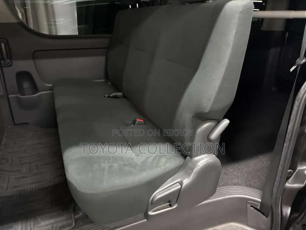 Toyota HiAce ২০২২ কালো