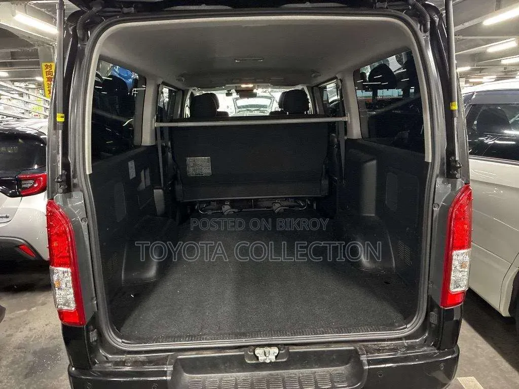 Toyota HiAce ২০২২ কালো