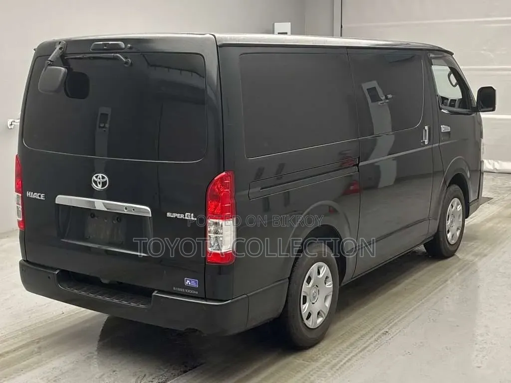 Toyota HiAce ২০২২ কালো