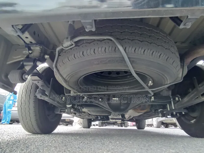 Toyota HiAce ২০২২ কালো
