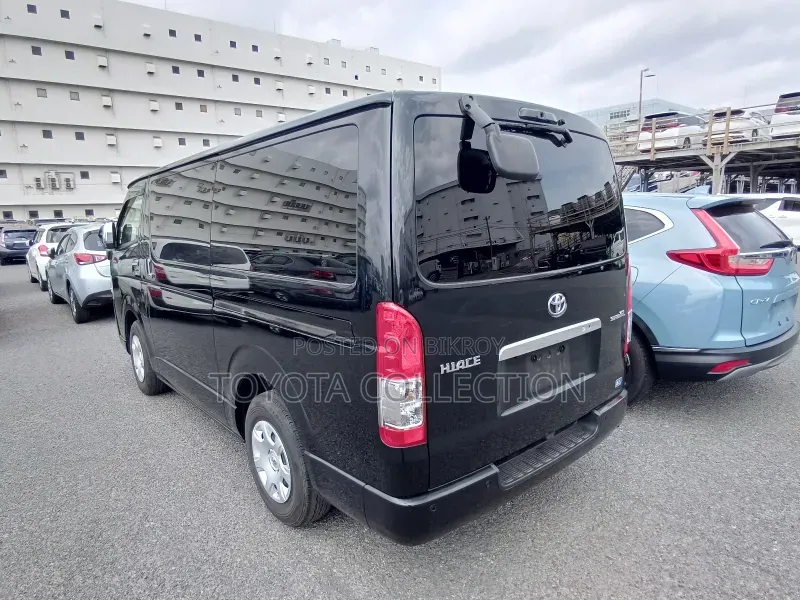Toyota HiAce ২০২২ কালো