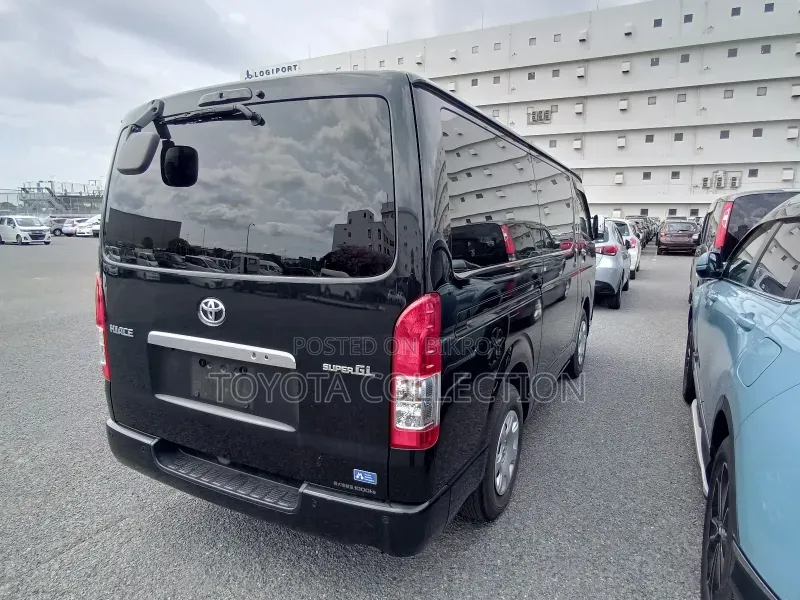 Toyota HiAce ২০২২ কালো
