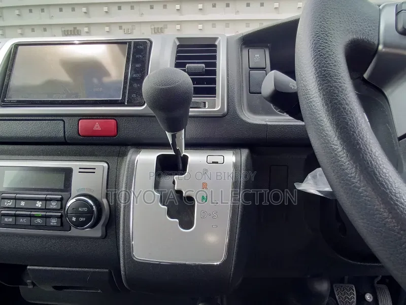 Toyota HiAce ২০২২ কালো