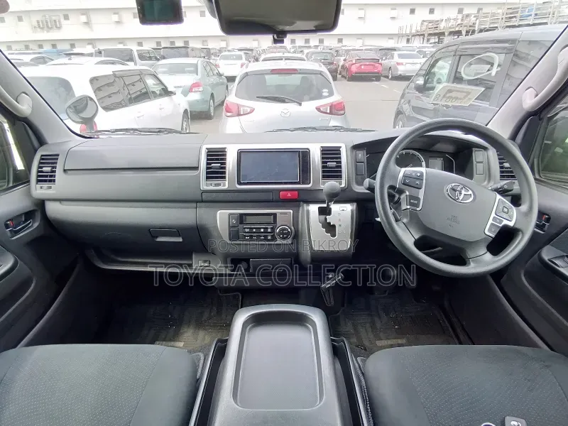 Toyota HiAce ২০২২ কালো