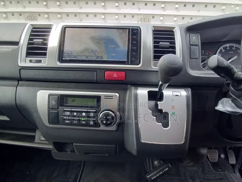 Toyota HiAce ২০২২ কালো