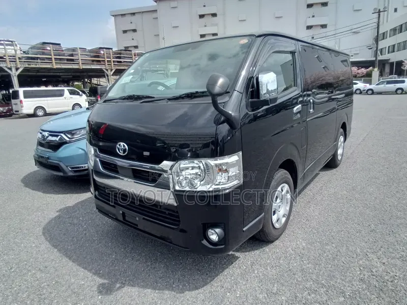 Toyota HiAce ২০২২ কালো