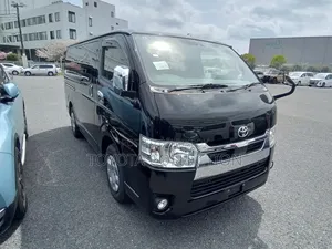 Toyota HiAce ২০২২ কালো