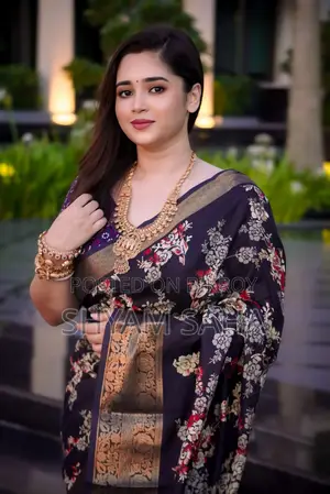 প্রিমিয়াম ধুপিয়ান সিল্ক শাড়ি উইথ কন্ট্রাস্টিং ব্লাউজ পিস