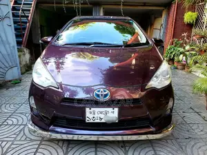 টয়োটা অ্যাকুয়া এস ২০১৪ মেরুন
