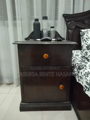 বেডসাইড টেবিল