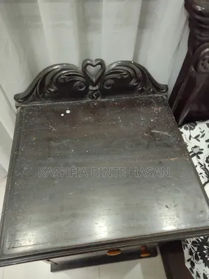 বেডসাইড টেবিল