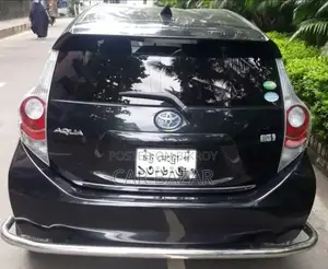 টয়োটা অ্যাকুয়া ২০১২ কালো