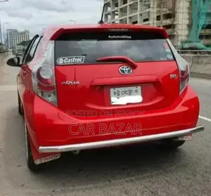 টয়োটা অ্যাকুয়া ২০১৩ লাল