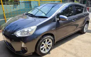 টয়োটা অ্যাকুয়া ২০১৩ ধূসর