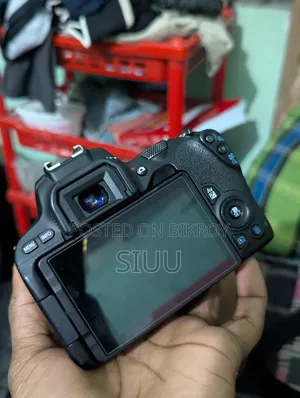 ক্যানন ইওএস ২০০ডি ক্যামেরা