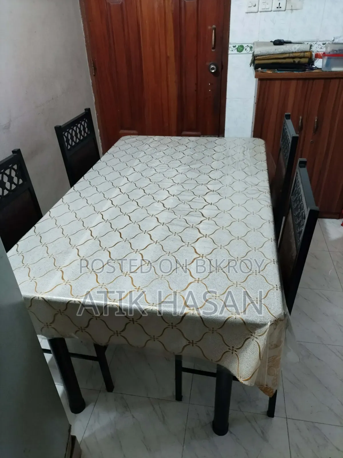ব্যবহৃত ৪ চেয়ারের গ্লাস টপ মেটাল ডাইনিং টেবিল সেট বিক্রি হবে