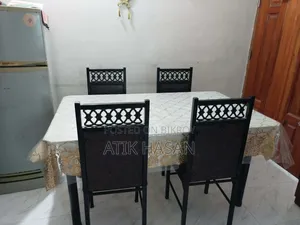 ব্যবহৃত ৪ চেয়ারের গ্লাস টপ মেটাল ডাইনিং টেবিল সেট বিক্রি হবে
