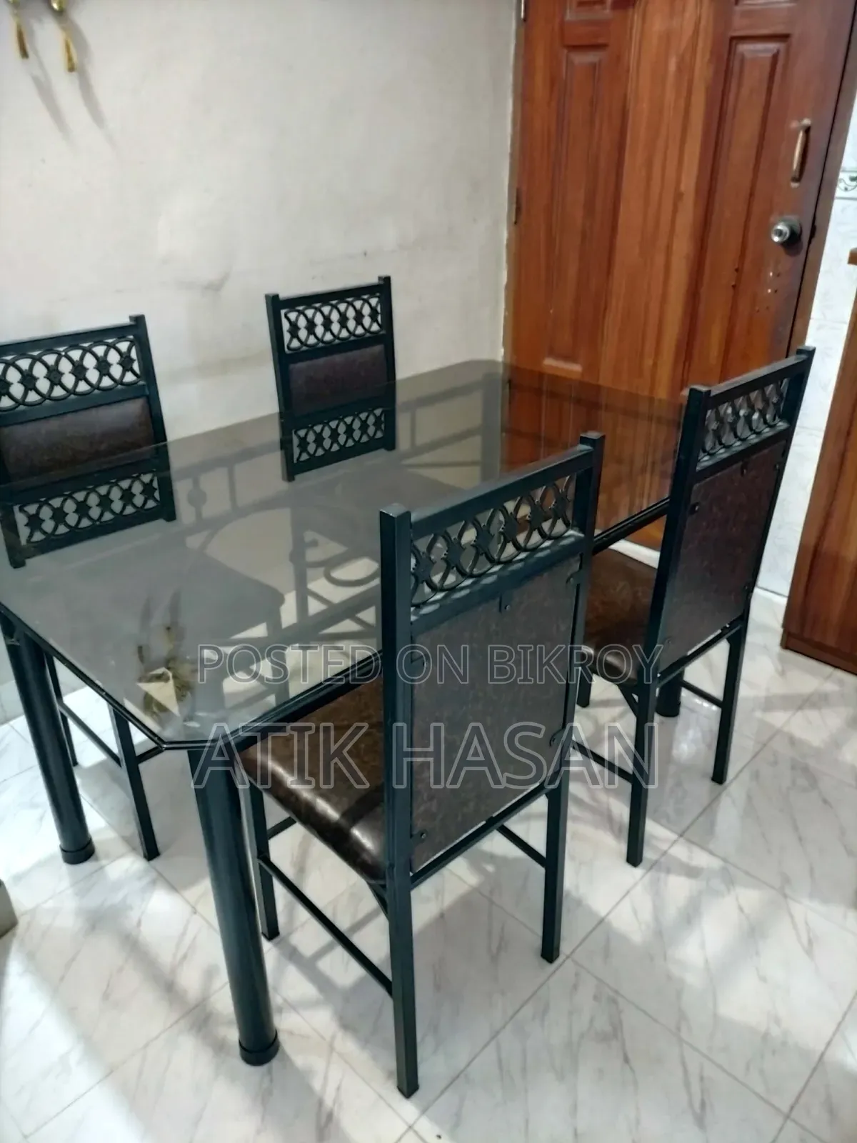 ব্যবহৃত ৪ চেয়ারের গ্লাস টপ মেটাল ডাইনিং টেবিল সেট বিক্রি হবে