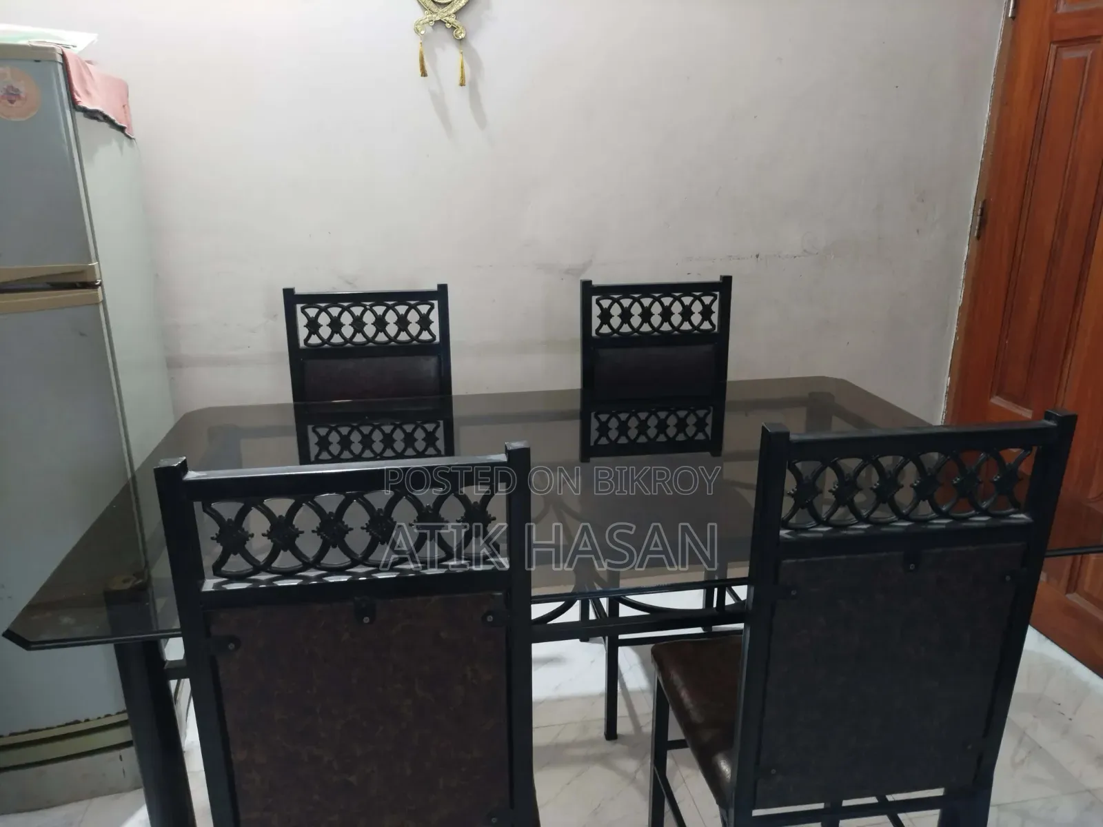 ব্যবহৃত ৪ চেয়ারের গ্লাস টপ মেটাল ডাইনিং টেবিল সেট বিক্রি হবে