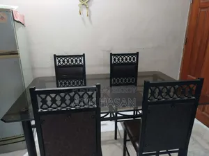 ব্যবহৃত ৪ চেয়ারের গ্লাস টপ মেটাল ডাইনিং টেবিল সেট বিক্রি হবে