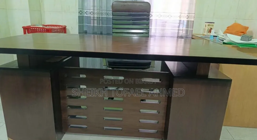 অফিস টেবিল