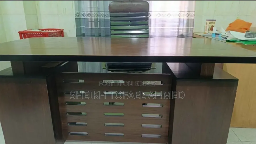 অফিস টেবিল