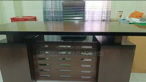 অফিস টেবিল