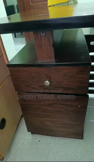 অফিস টেবিল