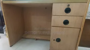 অফিস টেবিল