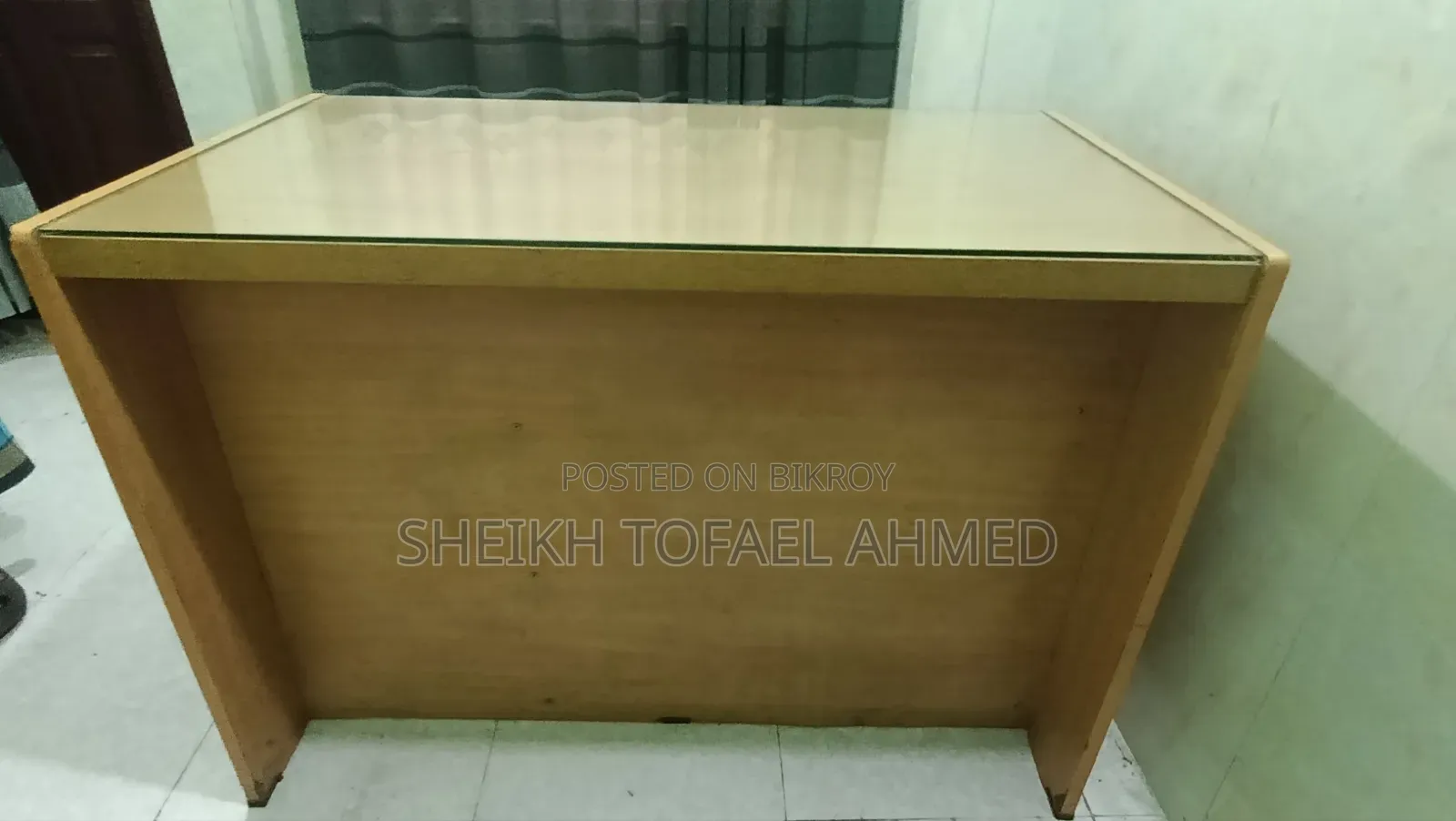 অফিস টেবিল