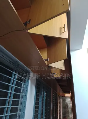 স্টোরেজ ক্যাবিনেটসহ শোরুম ডেকোরেশন ফার্নিচার