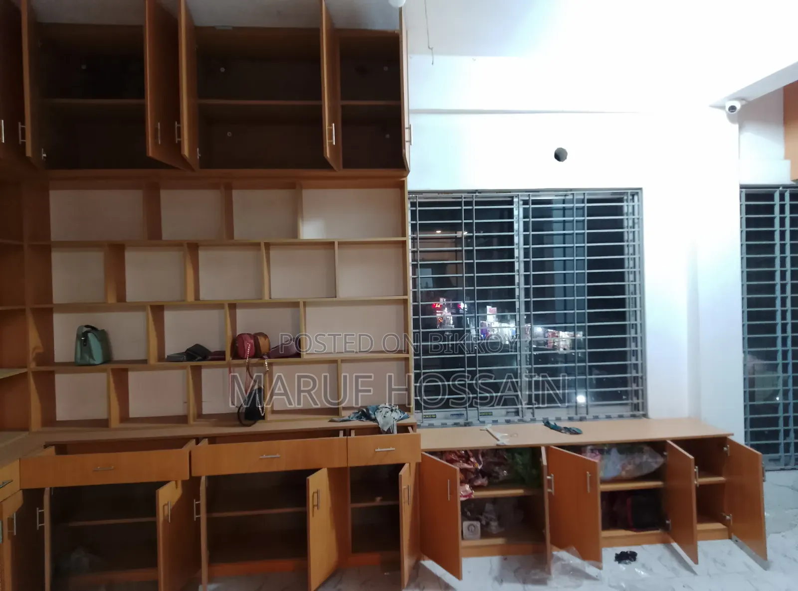 Showroom Decoration Furniture With Storage Cabinet