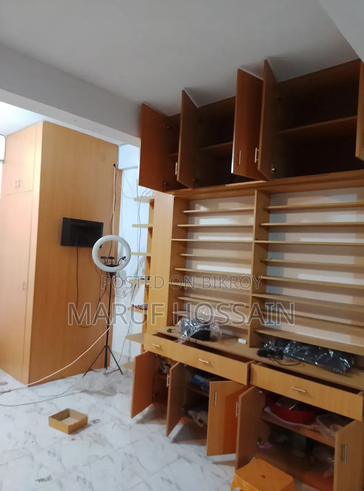 Showroom Decoration Furniture With Storage Cabinet